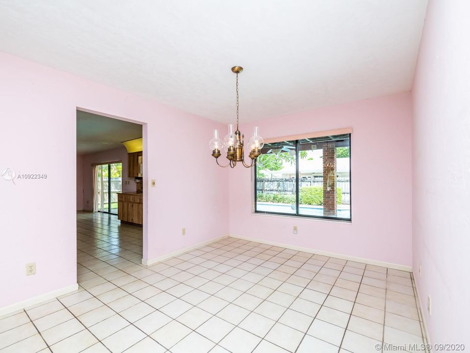 Vendido Recientemente: $410,000 (4 camas, 2 baños, 1919 Pies cuadrados)