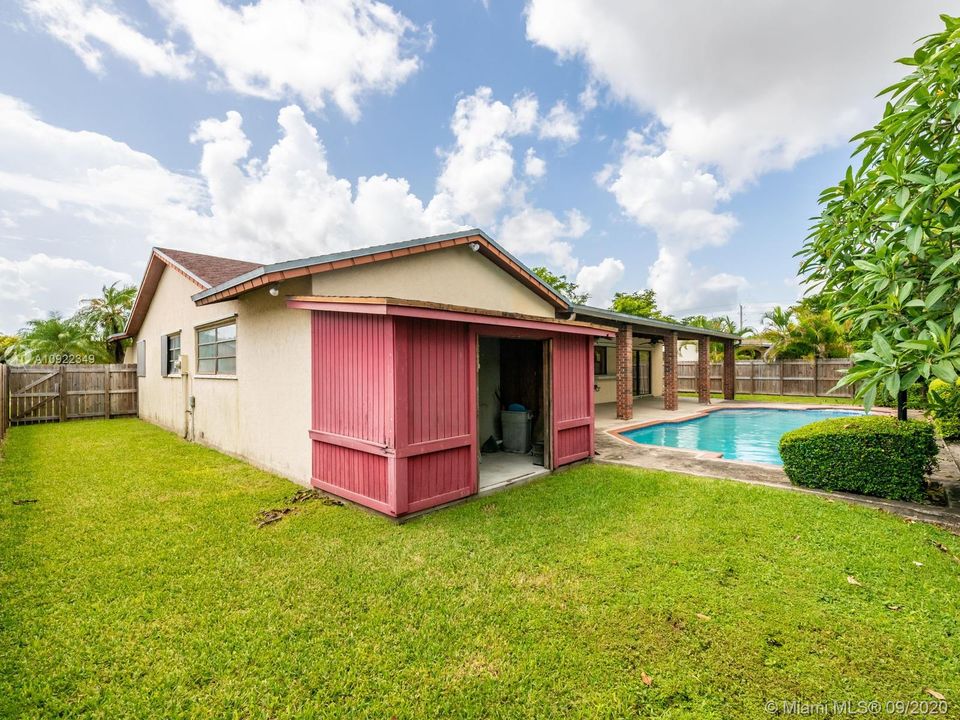 Vendido Recientemente: $410,000 (4 camas, 2 baños, 1919 Pies cuadrados)