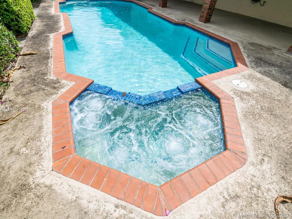 Vendido Recientemente: $410,000 (4 camas, 2 baños, 1919 Pies cuadrados)