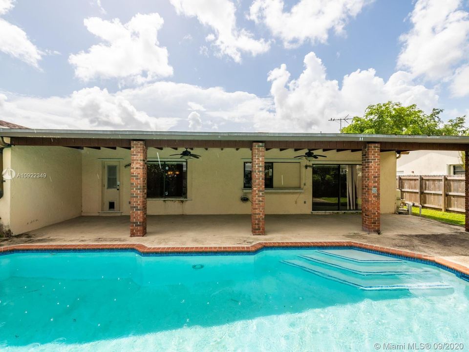 Vendido Recientemente: $410,000 (4 camas, 2 baños, 1919 Pies cuadrados)