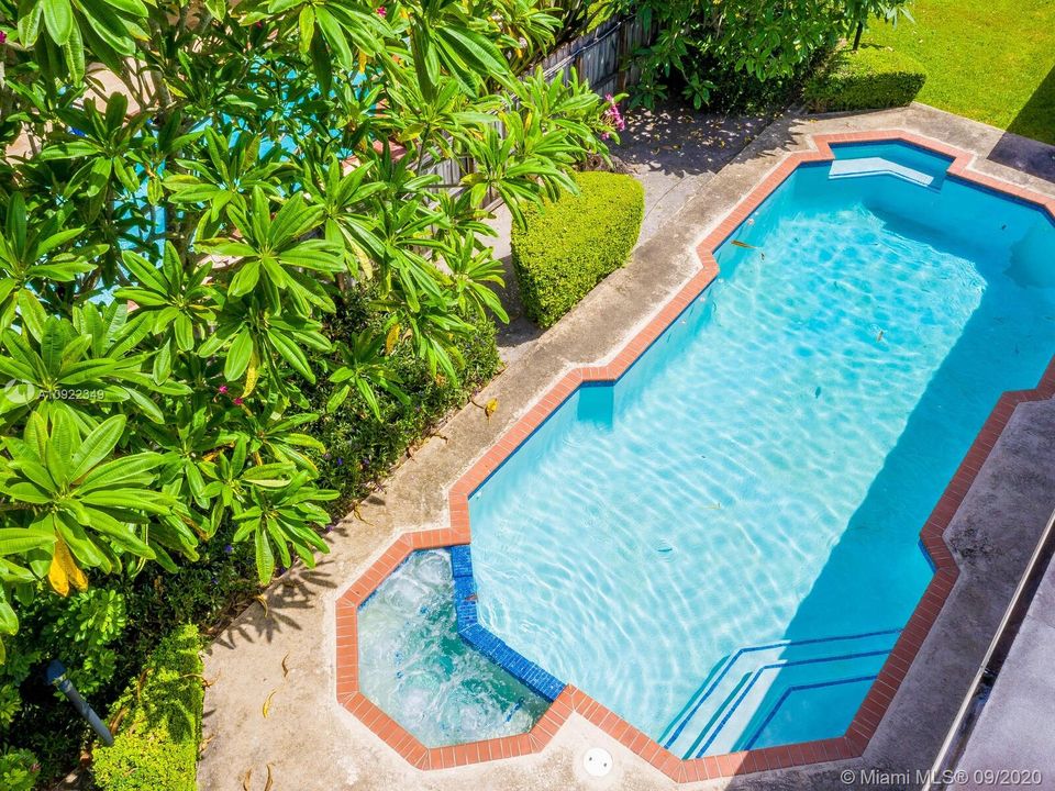 Vendido Recientemente: $410,000 (4 camas, 2 baños, 1919 Pies cuadrados)