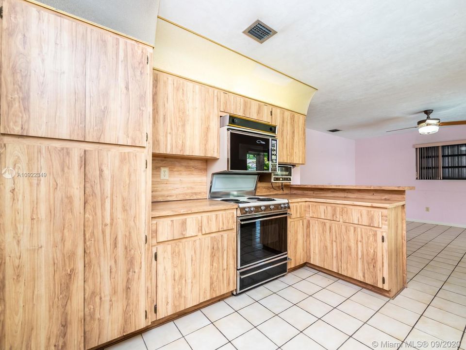 Vendido Recientemente: $410,000 (4 camas, 2 baños, 1919 Pies cuadrados)