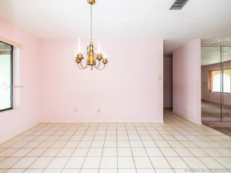 Vendido Recientemente: $410,000 (4 camas, 2 baños, 1919 Pies cuadrados)
