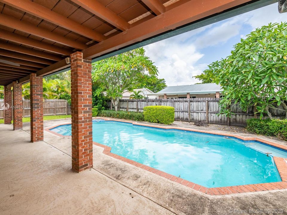 Vendido Recientemente: $410,000 (4 camas, 2 baños, 1919 Pies cuadrados)