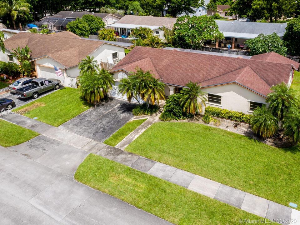 Vendido Recientemente: $410,000 (4 camas, 2 baños, 1919 Pies cuadrados)