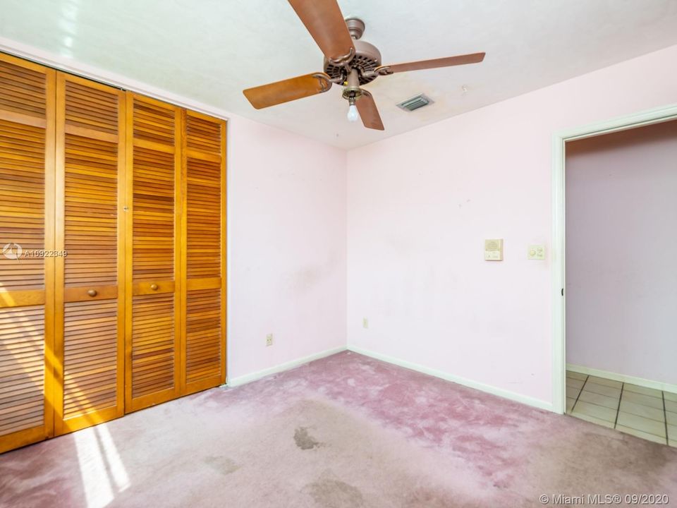 Vendido Recientemente: $410,000 (4 camas, 2 baños, 1919 Pies cuadrados)