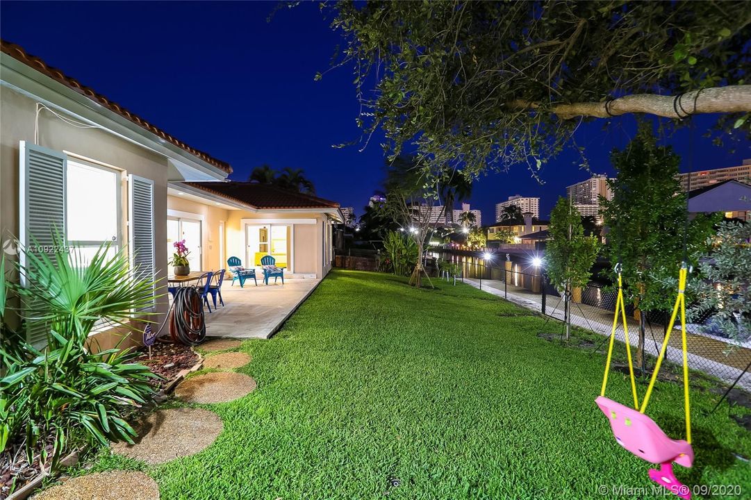 Vendido Recientemente: $1,249,000 (4 camas, 2 baños, 1927 Pies cuadrados)