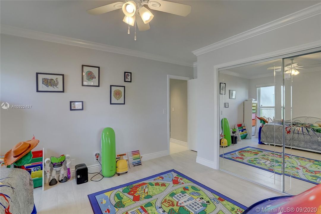 Vendido Recientemente: $1,249,000 (4 camas, 2 baños, 1927 Pies cuadrados)