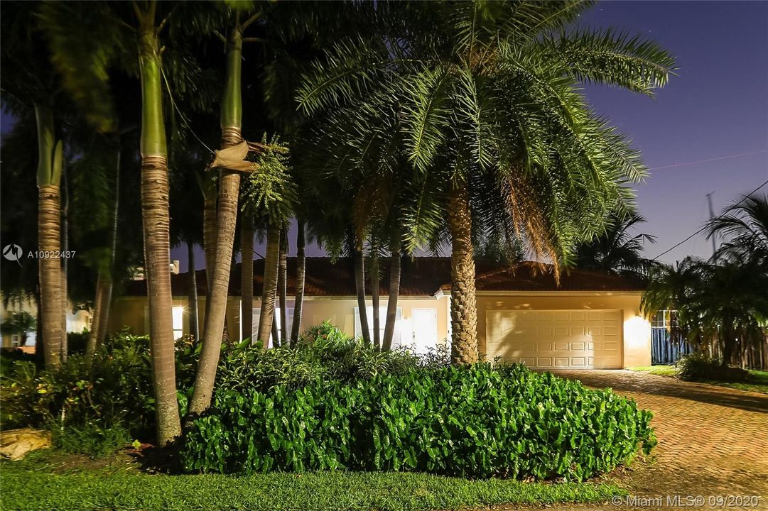 Vendido Recientemente: $1,249,000 (4 camas, 2 baños, 1927 Pies cuadrados)
