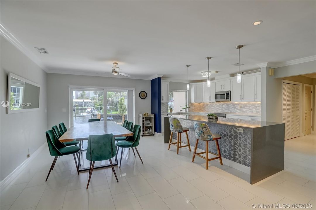 Vendido Recientemente: $1,249,000 (4 camas, 2 baños, 1927 Pies cuadrados)