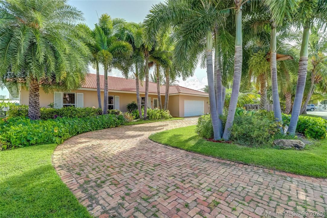 Vendido Recientemente: $1,249,000 (4 camas, 2 baños, 1927 Pies cuadrados)