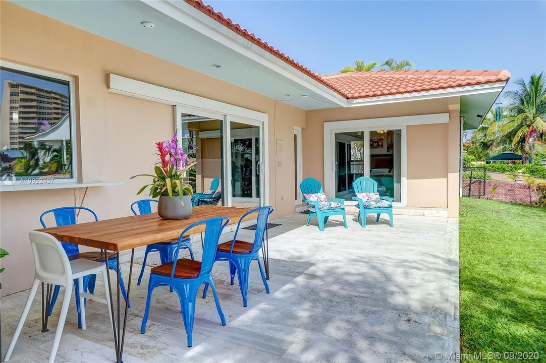 Vendido Recientemente: $1,249,000 (4 camas, 2 baños, 1927 Pies cuadrados)