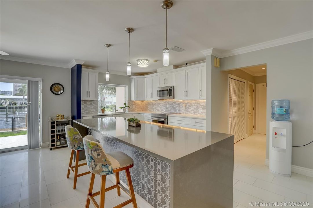 Vendido Recientemente: $1,249,000 (4 camas, 2 baños, 1927 Pies cuadrados)