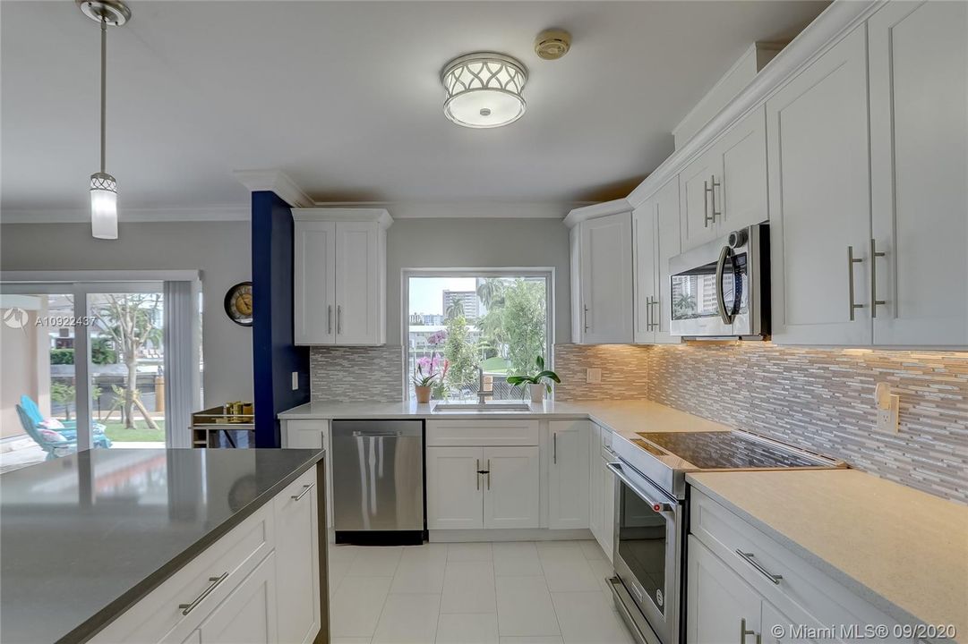 Vendido Recientemente: $1,249,000 (4 camas, 2 baños, 1927 Pies cuadrados)