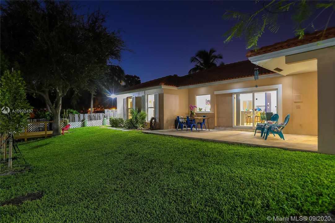 Vendido Recientemente: $1,249,000 (4 camas, 2 baños, 1927 Pies cuadrados)