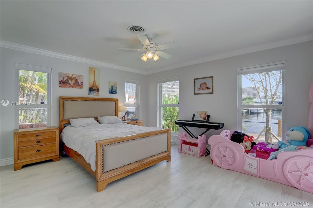 Vendido Recientemente: $1,249,000 (4 camas, 2 baños, 1927 Pies cuadrados)