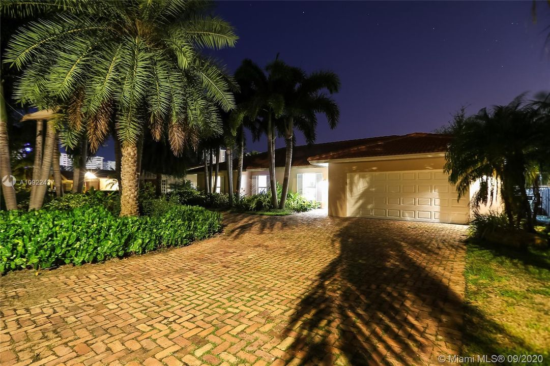 Vendido Recientemente: $1,249,000 (4 camas, 2 baños, 1927 Pies cuadrados)