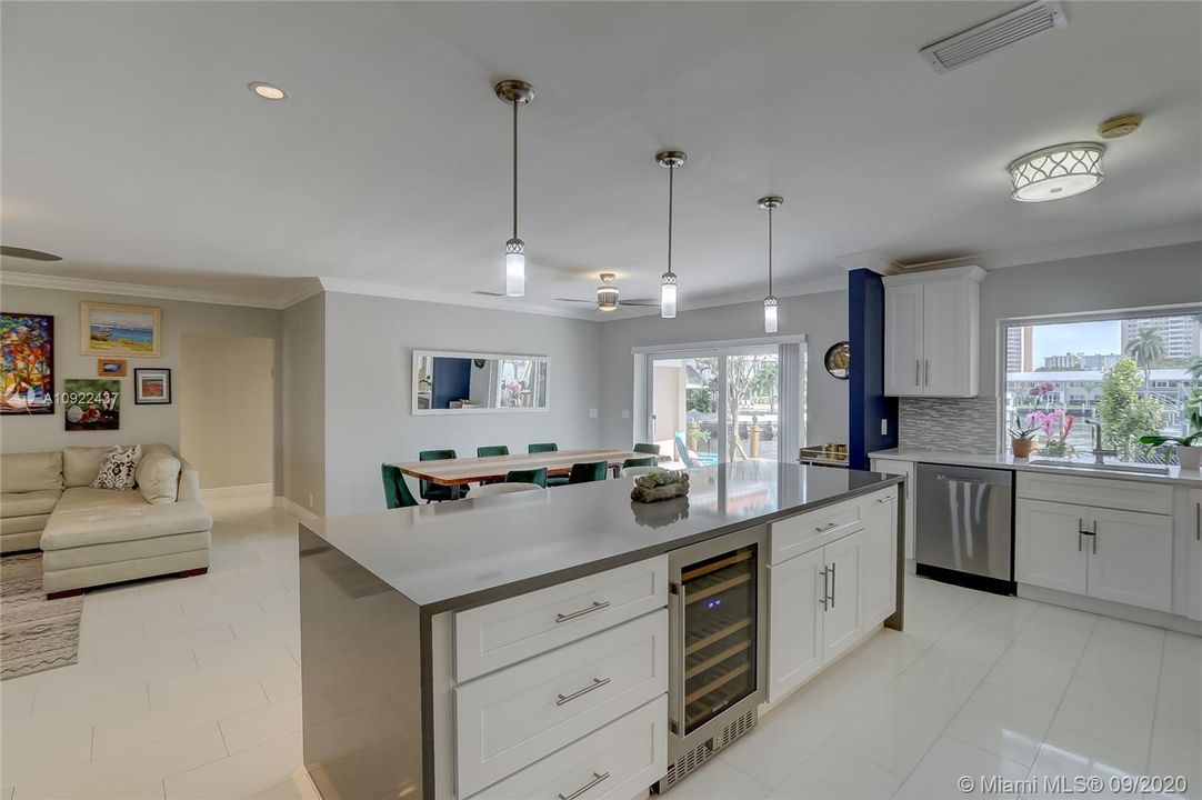 Vendido Recientemente: $1,249,000 (4 camas, 2 baños, 1927 Pies cuadrados)