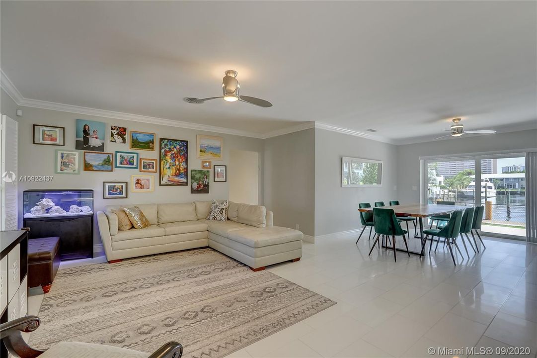 Vendido Recientemente: $1,249,000 (4 camas, 2 baños, 1927 Pies cuadrados)