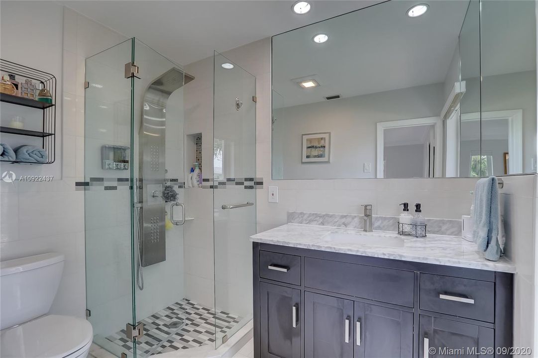 Vendido Recientemente: $1,249,000 (4 camas, 2 baños, 1927 Pies cuadrados)
