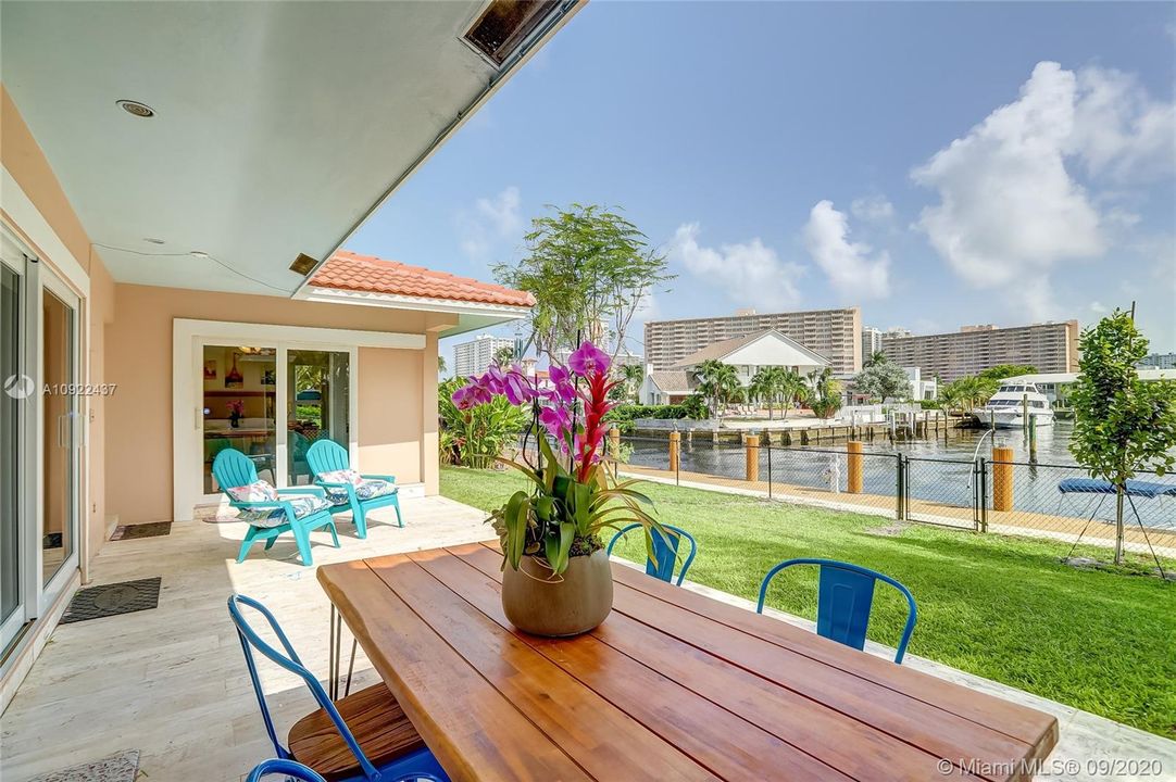 Vendido Recientemente: $1,249,000 (4 camas, 2 baños, 1927 Pies cuadrados)