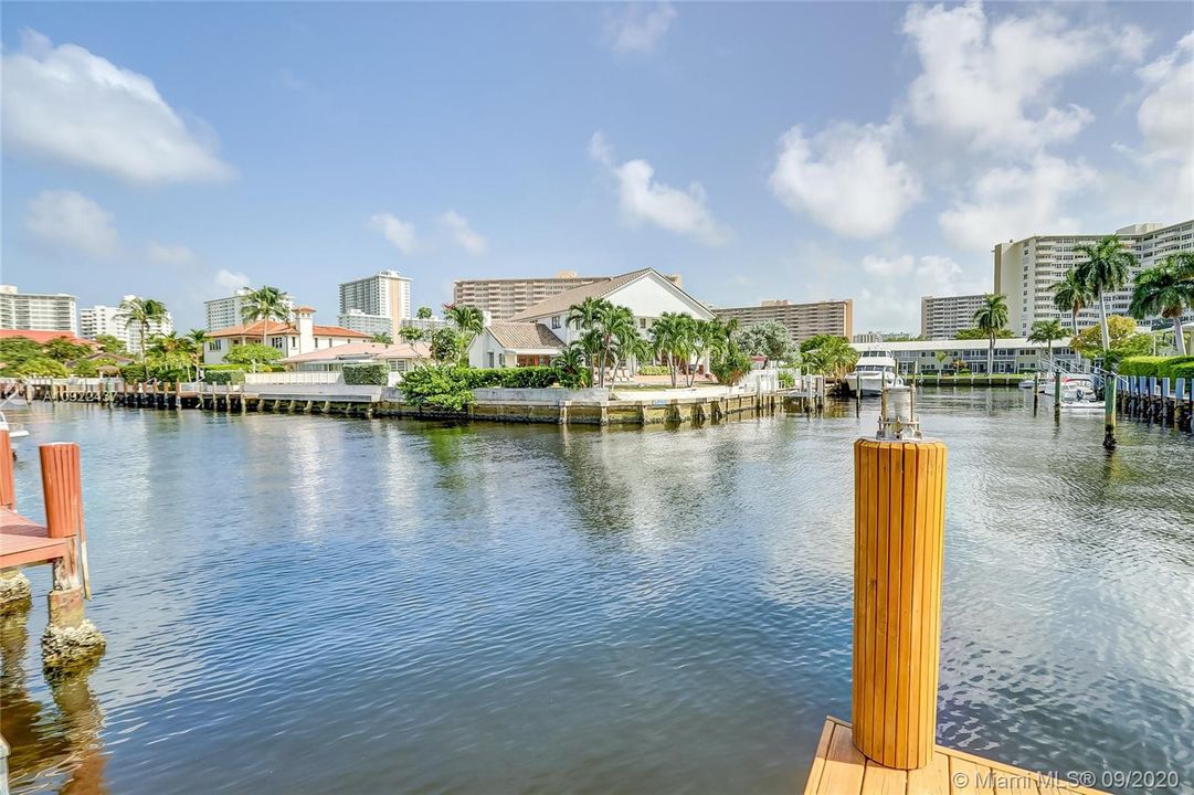 Vendido Recientemente: $1,249,000 (4 camas, 2 baños, 1927 Pies cuadrados)