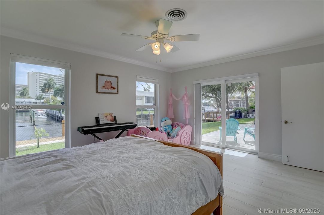 Vendido Recientemente: $1,249,000 (4 camas, 2 baños, 1927 Pies cuadrados)