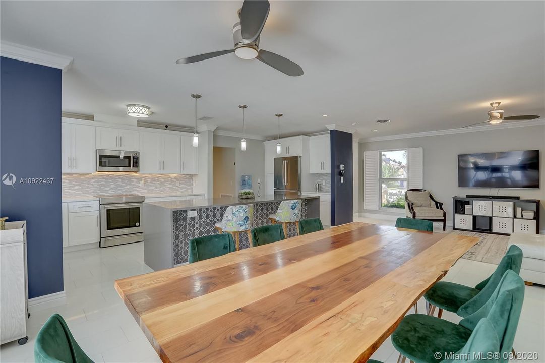 Vendido Recientemente: $1,249,000 (4 camas, 2 baños, 1927 Pies cuadrados)
