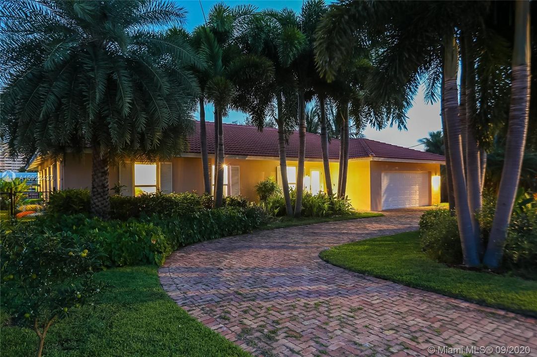Vendido Recientemente: $1,249,000 (4 camas, 2 baños, 1927 Pies cuadrados)