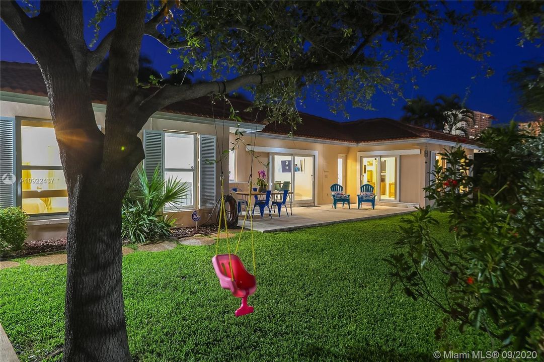 Vendido Recientemente: $1,249,000 (4 camas, 2 baños, 1927 Pies cuadrados)