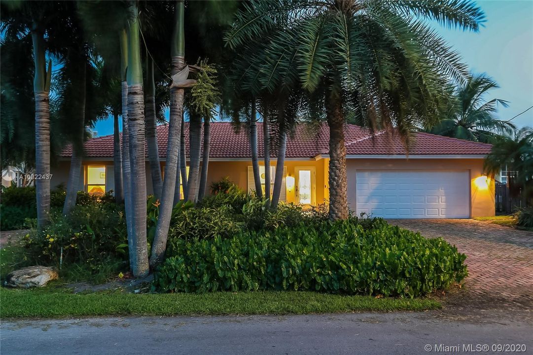 Vendido Recientemente: $1,249,000 (4 camas, 2 baños, 1927 Pies cuadrados)