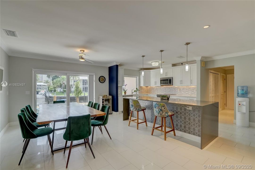 Vendido Recientemente: $1,249,000 (4 camas, 2 baños, 1927 Pies cuadrados)