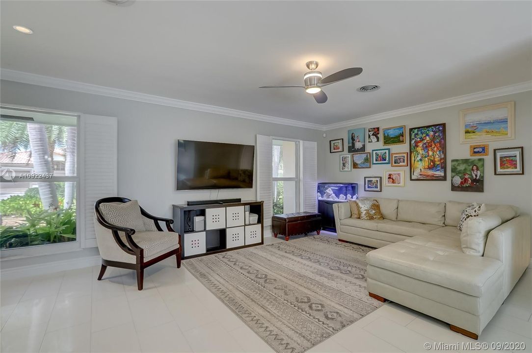Vendido Recientemente: $1,249,000 (4 camas, 2 baños, 1927 Pies cuadrados)