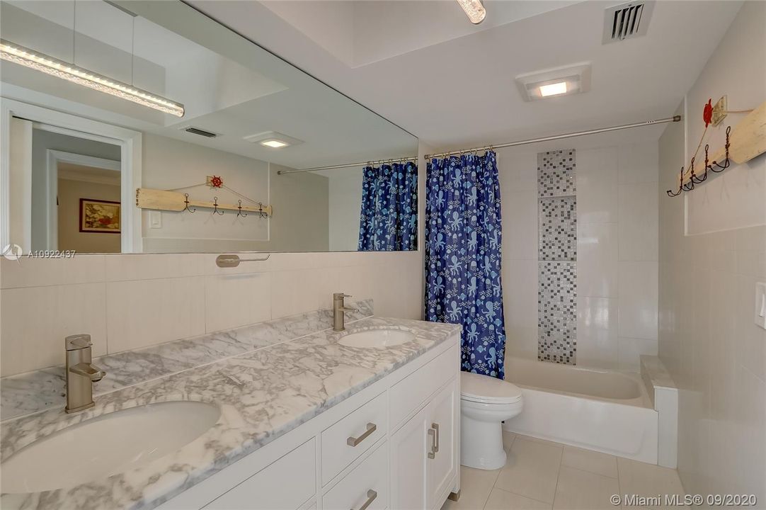 Vendido Recientemente: $1,249,000 (4 camas, 2 baños, 1927 Pies cuadrados)
