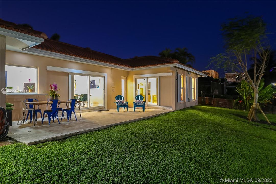 Vendido Recientemente: $1,249,000 (4 camas, 2 baños, 1927 Pies cuadrados)