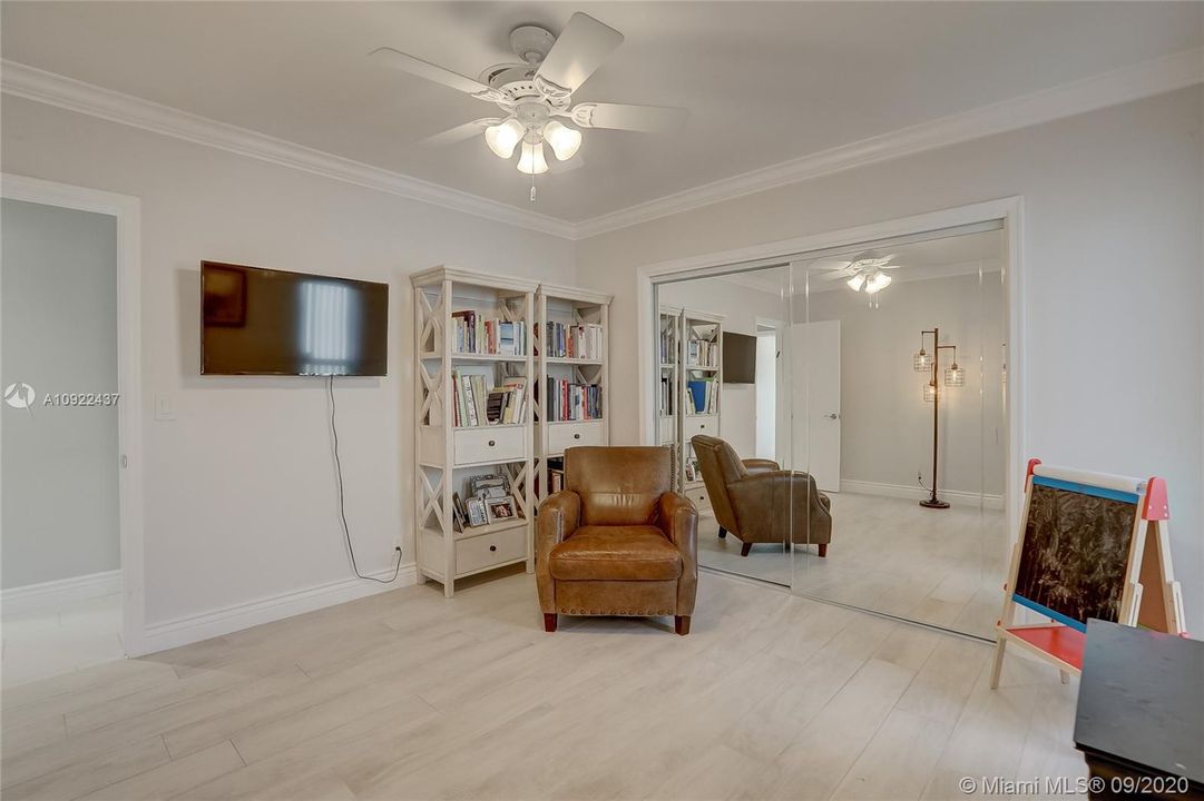 Vendido Recientemente: $1,249,000 (4 camas, 2 baños, 1927 Pies cuadrados)
