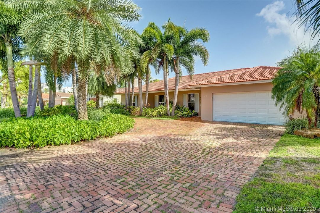 Vendido Recientemente: $1,249,000 (4 camas, 2 baños, 1927 Pies cuadrados)