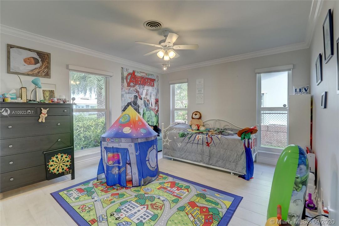 Vendido Recientemente: $1,249,000 (4 camas, 2 baños, 1927 Pies cuadrados)