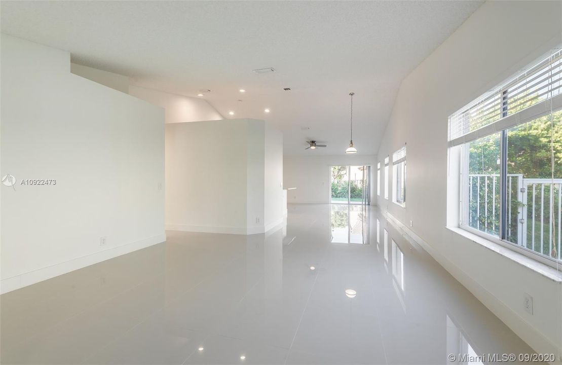 Recently Rented: $3,150 (3 beds, 2 baths, 1542 Square Feet)