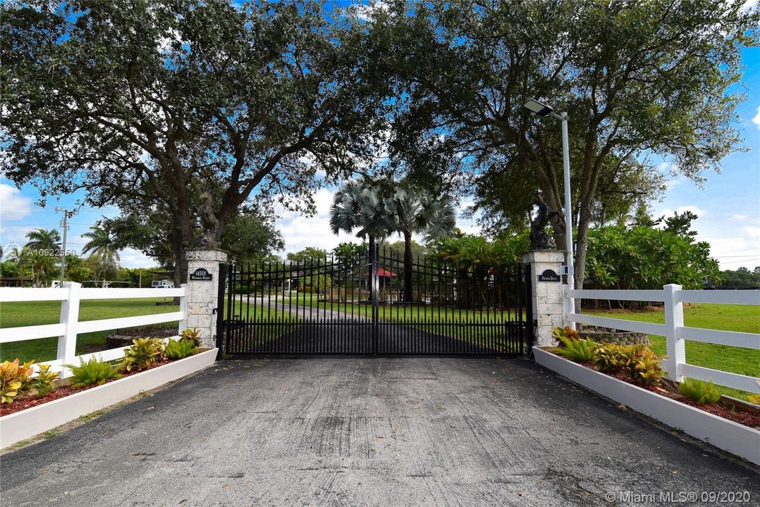 Recently Sold: $1,345,000 (3 beds, 5 baths, 3065 Square Feet)