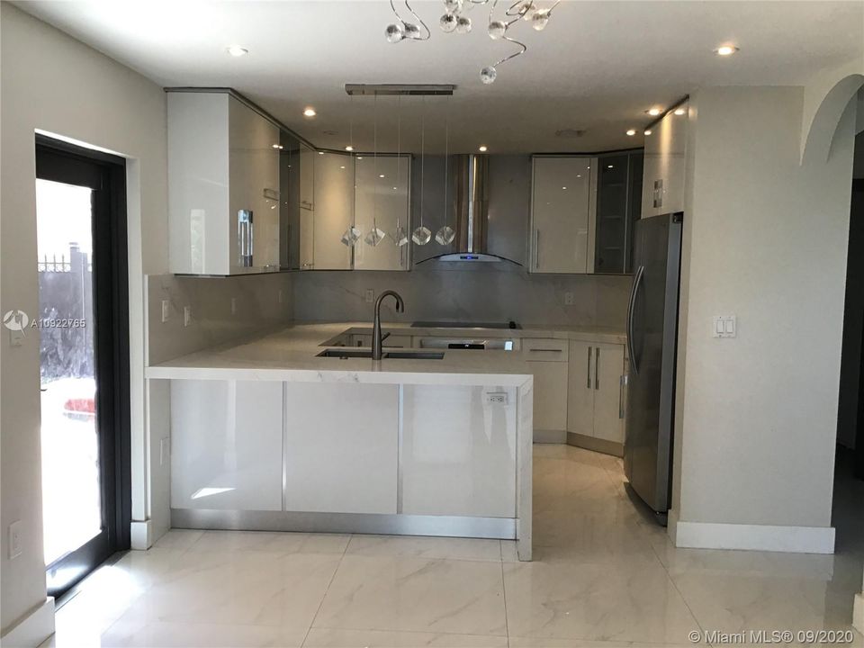 Recientemente alquilado: $3,200 (4 camas, 3 baños, 2218 Pies cuadrados)