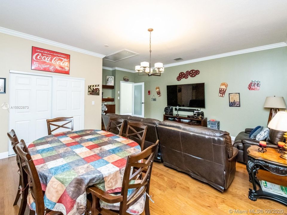 Vendido Recientemente: $525,000 (4 camas, 2 baños, 1874 Pies cuadrados)