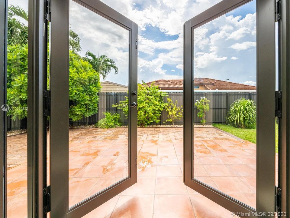 Vendido Recientemente: $525,000 (4 camas, 2 baños, 1874 Pies cuadrados)
