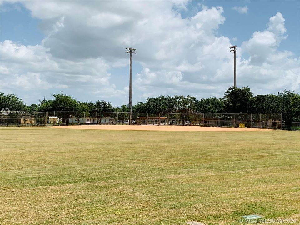 Vendido Recientemente: $270,000 (4 camas, 2 baños, 2040 Pies cuadrados)