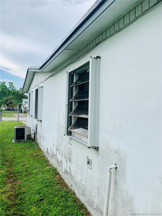 Vendido Recientemente: $270,000 (4 camas, 2 baños, 2040 Pies cuadrados)