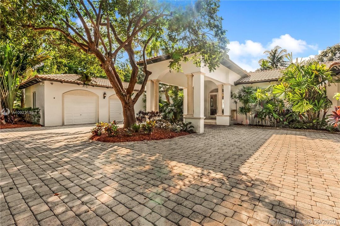 Vendido Recientemente: $1,800,000 (5 camas, 4 baños, 4369 Pies cuadrados)