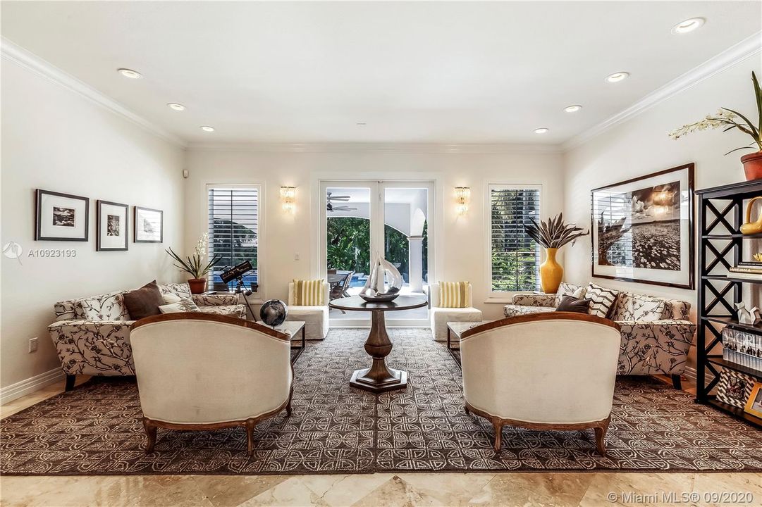 Vendido Recientemente: $1,800,000 (5 camas, 4 baños, 4369 Pies cuadrados)