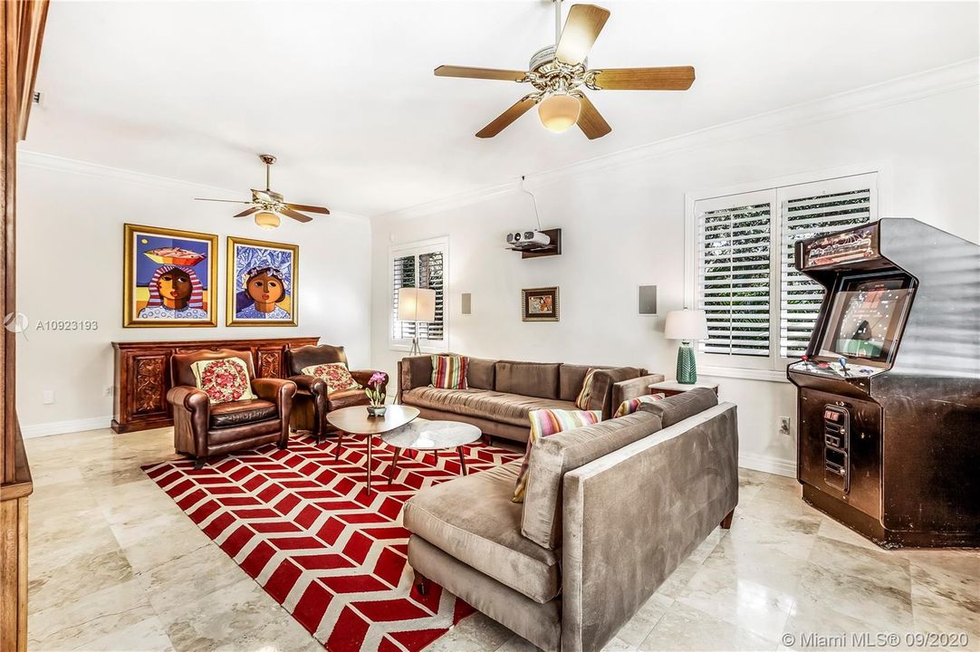 Vendido Recientemente: $1,800,000 (5 camas, 4 baños, 4369 Pies cuadrados)