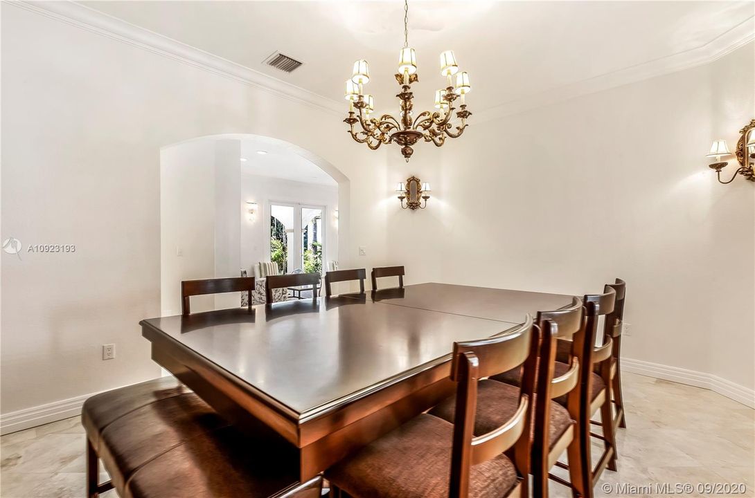 Vendido Recientemente: $1,800,000 (5 camas, 4 baños, 4369 Pies cuadrados)