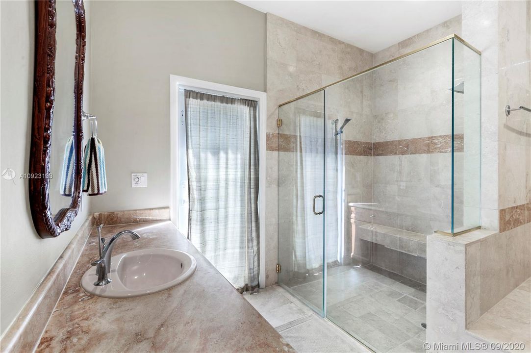 Vendido Recientemente: $1,800,000 (5 camas, 4 baños, 4369 Pies cuadrados)